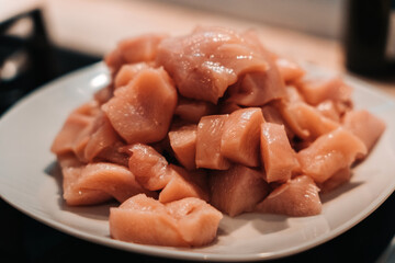 Teller mit H&auml;hnchenfleisch in W&uuml;rfel geschnitten, Close Up