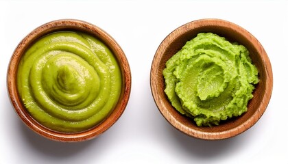Obraz premium Wooden bowl with wasabi sauce isolated on white background. top view 