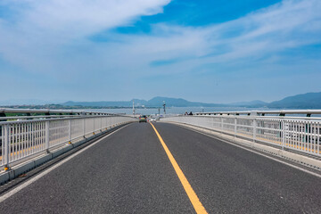 ベタ踏み坂で知られる江島大橋（鳥取県境港市・島根県松江市）