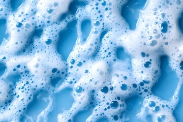 Abstrakte bunte und blaue Schaumblasen auf Wasseroberfläche