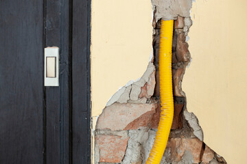 Renovierung von Wohnung. Rohre neu verlegen.
Renovation of apartment. Lay new pipes.