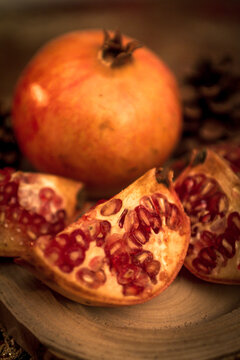 Granatapfel auf gedecktem Tisch als Teil der Feierlichkeiten der persischen Yalda Nacht, die Nacht der Wintersonnenwende im Dezember.