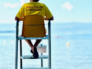 Sauveteur sur une chaise