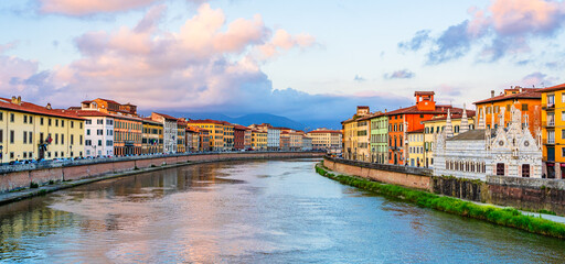 Fototapeta premium Colorful houses and church Santa Maria della Spina on the banks of river Arno in Pisa, Tuscany, Italy