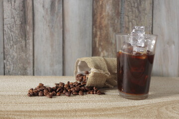 vaso cafe con hielo helado granos saco