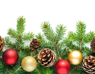 Tannenzweige am unteren Rand mit Weihnachtsdeko isoliert auf weißen Hintergrund, Freisteller.