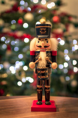 Nussknacker vor Weihnachtsbaum