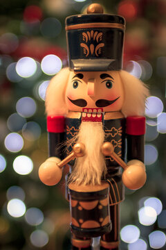 Nussknacker vor Weihnachtsbaum