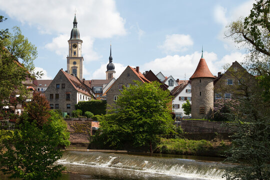 Stadtansicht mit Fluss, T&uuml;rmen und markanten Wahrzeichen