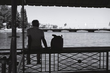 Homme sur le bord de l'eau