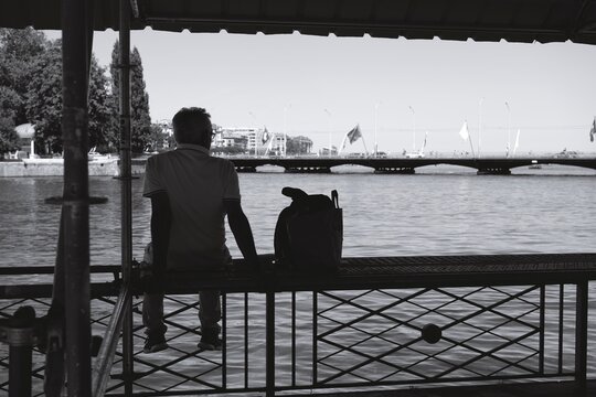 Homme sur le bord de l'eau
