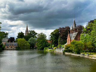 Obraz premium Bruges, the capital of West Flanders in northwest Belgium, is distinguished by its canals, cobbled streets and medieval buildings.