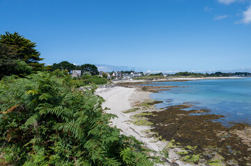 Bucht von saint-julien auf der halbinsel quiberon in frankreich, bei strahlendem sonnenschein