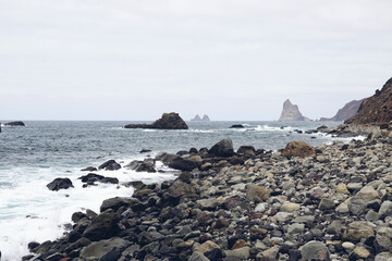 Paisaje de una playa de piedras en la isla canaria de Tenerife