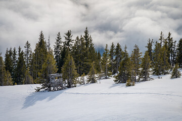 Hochstand in den Alpen im Winter in Kitzbühel in Österreich