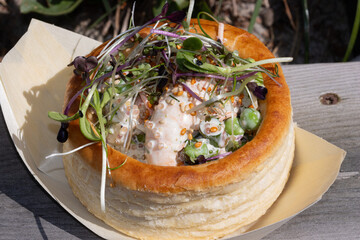 Appetitlich angerichterte Vorspeise mit Kaisergranat Hummer mit Kaviar, Dressing und Salat im...