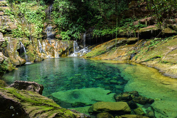 Fototapeta premium Poço Azul: Beleza Natural da Chapada das Mesas