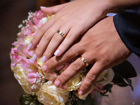 Alian&ccedil;as em um casamento, alian&ccedil;as nas m&atilde;os, modelos de alian&ccedil;as. 