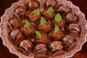 Doces Finos em Embalagens Coloridas: Variedade de Cores e Estilos para Festas e Eventos