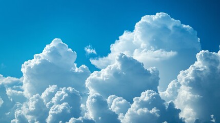 Naklejka premium Majestic Clouds Filling the Vast Blue Sky on a Calm Serene Day
