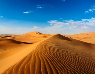  真っ青な空の下、見渡す限り金色の砂丘が広がる広大な砂漠の風景