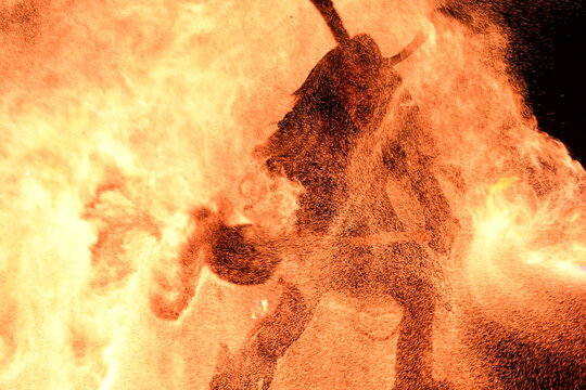 Rauhnacht. Teuflische Gestalten bei einer n&auml;chtlichen Brauchtumsveranstaltung