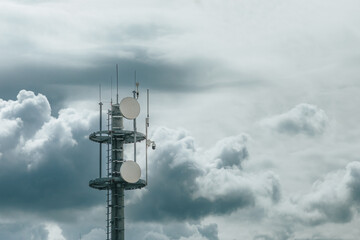 Obraz premium telecommunications mast against a dramatic sky