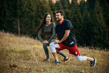 Obraz premium A young couple doing warm-up exercises on a sunny day