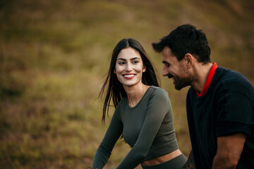 Obraz premium A young couple doing warm-up exercises on a sunny day
