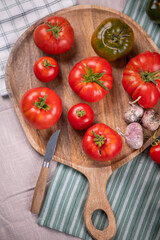 Auswahl verschiedener Tomaten in der Küche, viele Sorten Tomaten, frisches Gemüse zubereiten