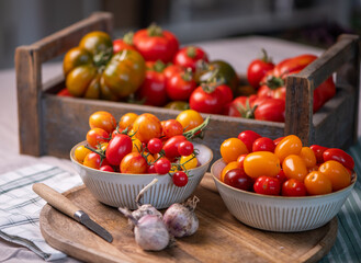 Auswahl verschiedener Tomaten in der Küche, viele Sorten Tomaten, frisches Gemüse zubereiten