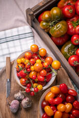 Auswahl verschiedener Tomaten in der Küche, viele Sorten Tomaten, frisches Gemüse zubereiten