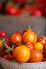 Auswahl verschiedener Tomaten in der Küche, viele Sorten Tomaten, frisches Gemüse zubereiten