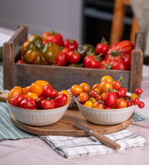 Auswahl verschiedener Tomaten in der Küche, viele Sorten Tomaten, frisches Gemüse zubereiten