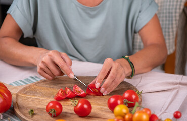 Tomaten verarbeiten, frische Tomaten aus dem Garten, Tomatensoße selber machen