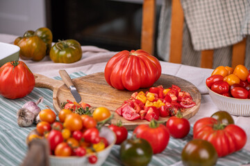 Tomaten verarbeiten, frische Tomaten aus dem Garten, Tomatensoße selber machen