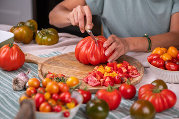 Tomaten verarbeiten, frische Tomaten aus dem Garten, Tomatensoße selber machen