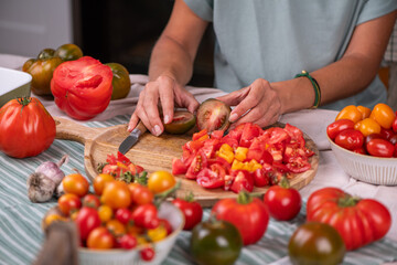 Tomaten verarbeiten, frische Tomaten aus dem Garten, Tomatensoße selber machen