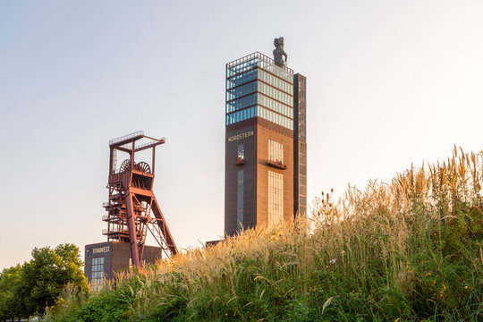 Schacht 1 und Schacht 2 der ehemaligen Zeche Nordstern in Gelsenkirchen und jetziger Verwaltung der Vivawest GmbH in Gelsenkirchen.