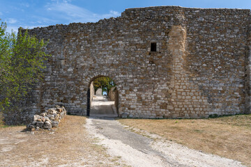 Village m&eacute;di&eacute;val de Roussas dans la Dr&ocirc;me