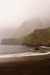 schwarzer Strand im Nebel