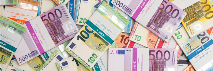 Viele Euro Banknoten liegen auf einem Haufen zusammen