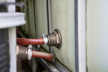 IBC Fässer/Wasserfässer mit Schläuchen verbunden / Konzept: Wasser sammeln im Garten in...