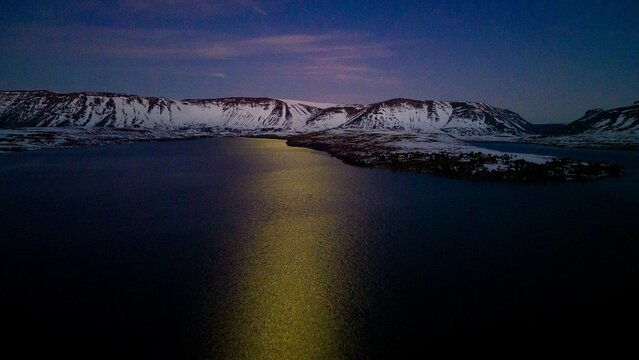 La luna se refleja en el lago