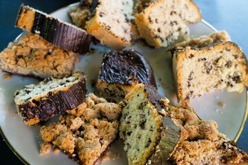 Kuchenstücke auf weißem Teller 