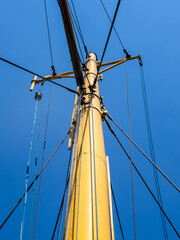 Obraz premium yellow mast of boat and blue sky