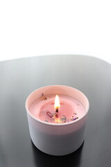 Vista frontal de vela aromatizante sobre mesa negra