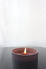 Vista frontal de vela aromatizante en casa