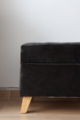 Vista de medio pouf negro en habitación