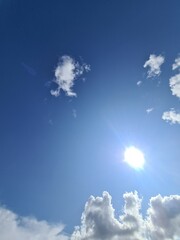 ein blauer Wolkenhimmel mit Sonnenstrahlen in Niepars, Mecklenburg - Vorpommern